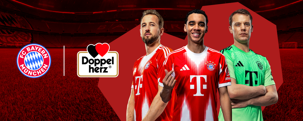 Na slici su tri fudbalera iz FC Bayern Münchena, obučeni u crvene dresove kluba. Fokusiraju se prema kameri, dok iza njih vidimo fudbalski teren u pozadini. Također je prikazan logo sponzora.