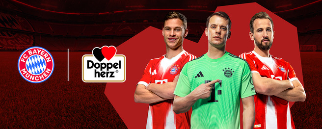 Tri fudbalera odjevena u dresove FC Bayern München stoje sa prekriženim rukama. Ispod njih je logo brenda "Doppelherz" na crvenoj pozadini. Pozadina slike prikazuje fudbalski stadion, naglašavajući timsku atmosferu.